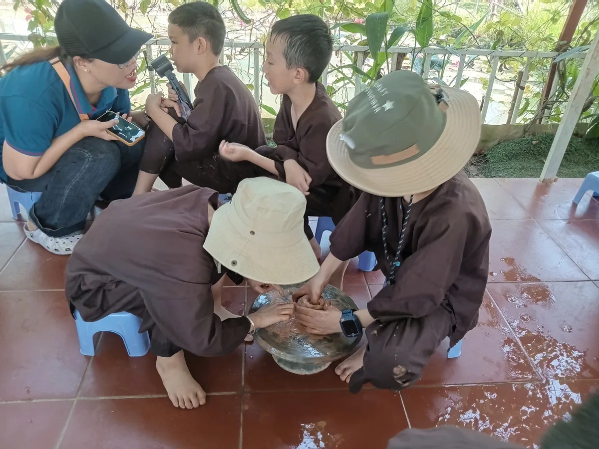 Nặn gốm trên bàn xoay